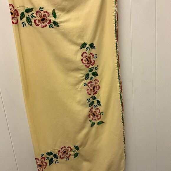 Vintage Hand Embroidered Flowers and Crocheted Trim Table Runner Table Cloth - Picture 6 of 10